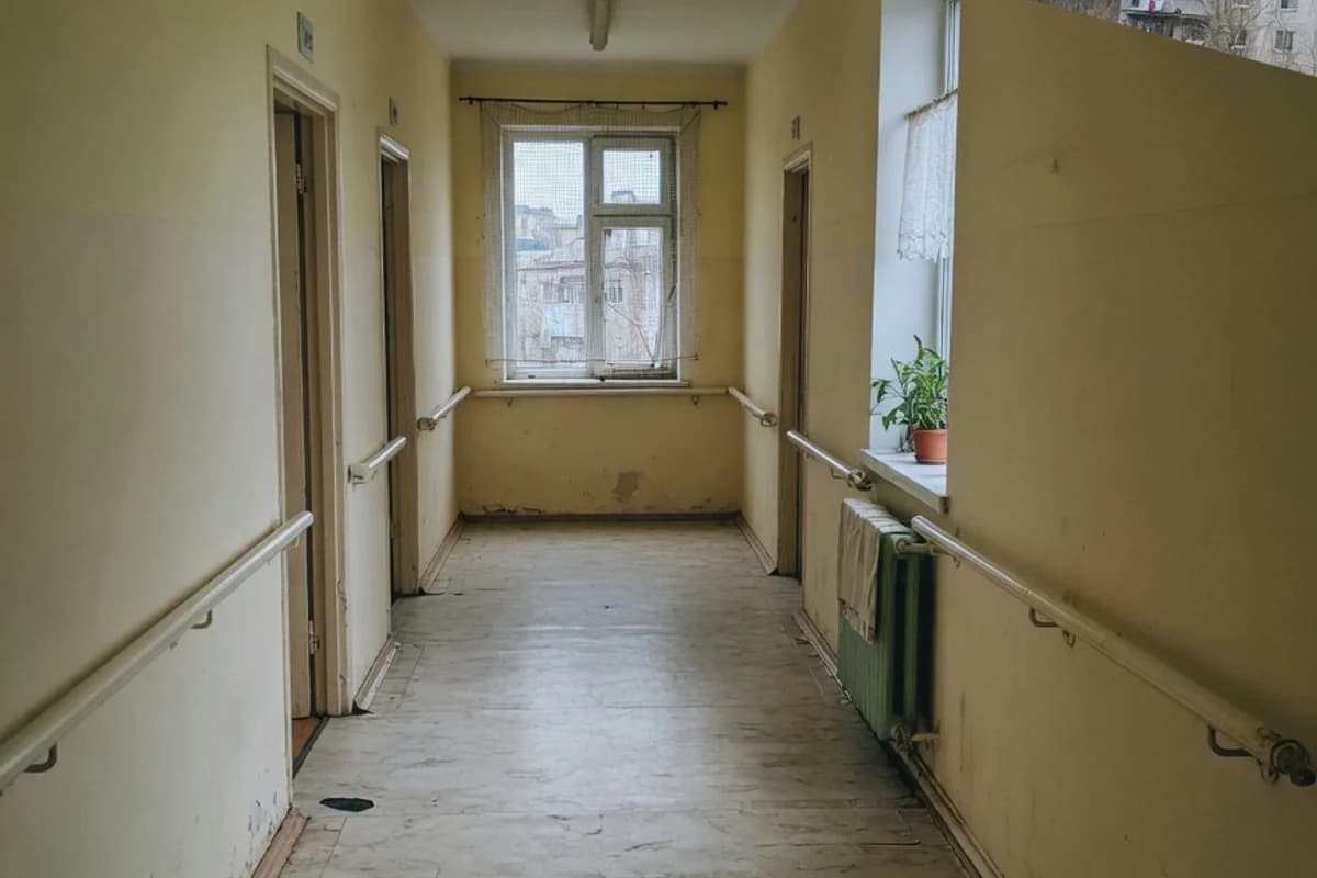 Coridor liniștit într-un cămin de bătrâni, lumină caldă, Sectorul 2, București