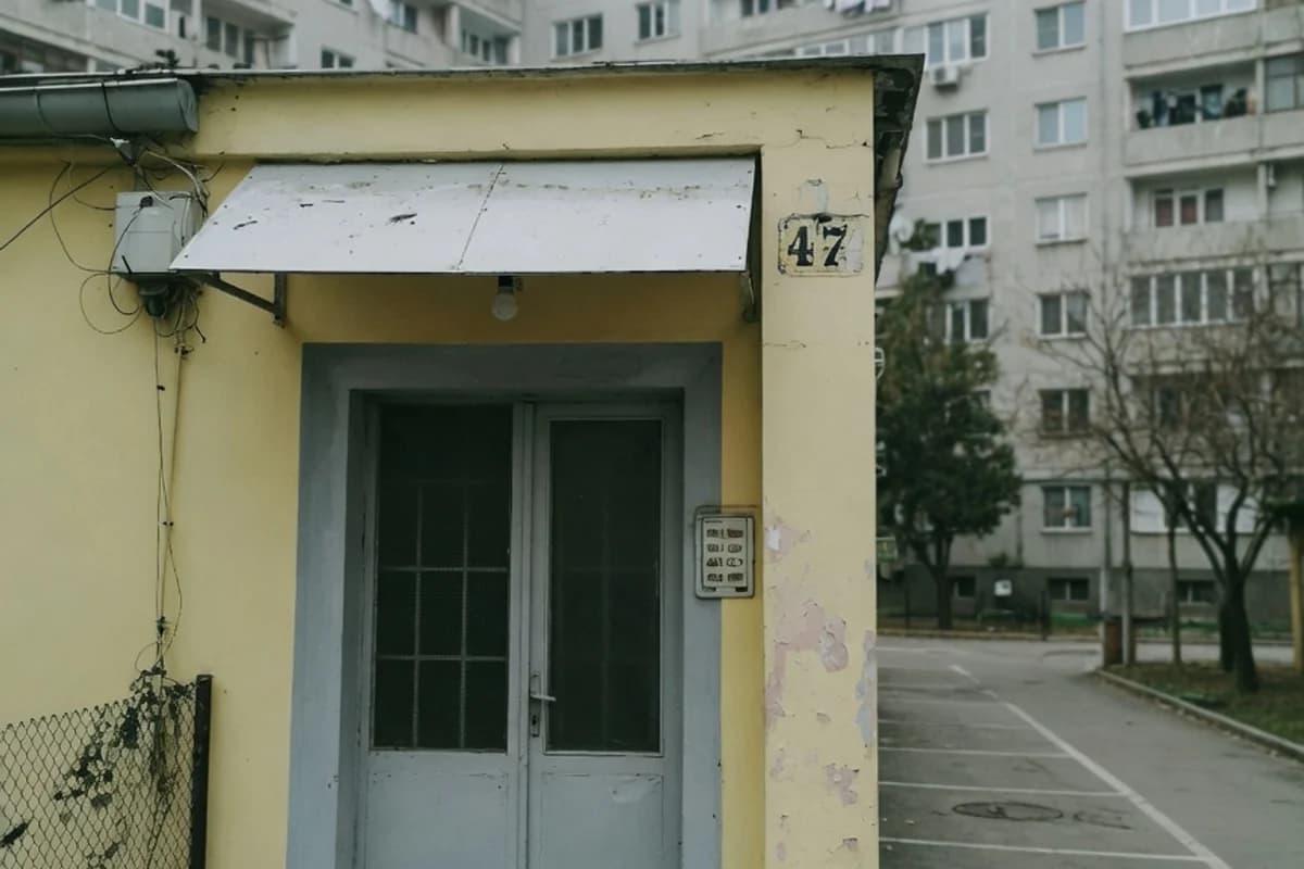 Intrare discretă a unui cămin, dimineața, Sectorul 2, București