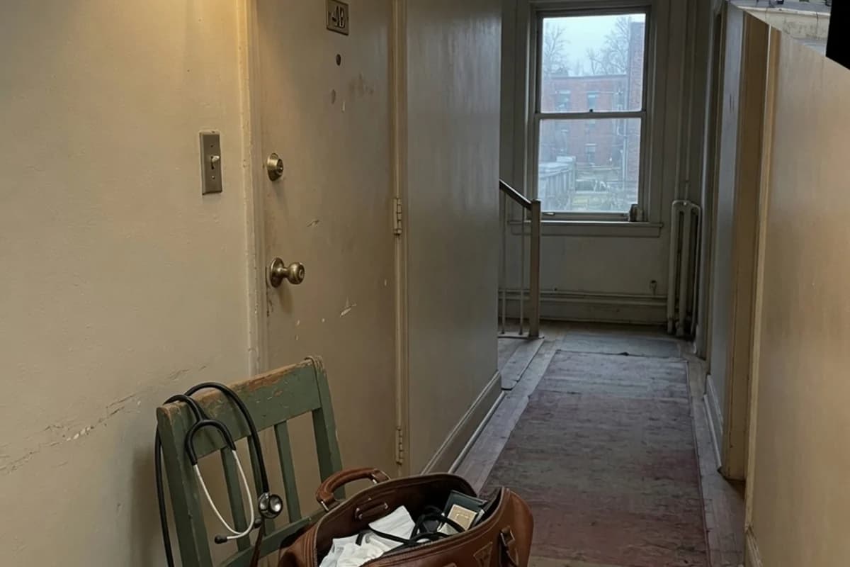 Geantă de medic și stetoscop lângă ușa unui apartament, Sectorul 2, București