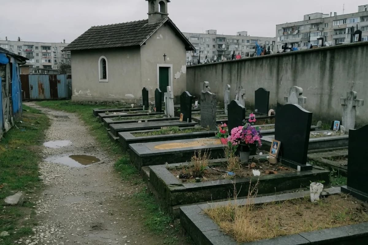 Capelă mică de cimitir, văzută de la distanță, Sectorul 2, București