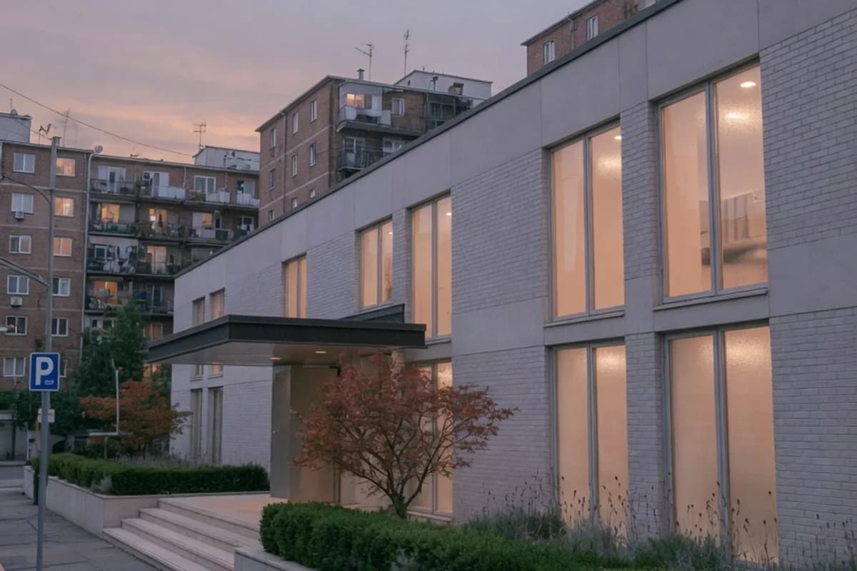 Clădirea modernă a unui crematoriu, la lăsarea serii, Sectorul 2, București