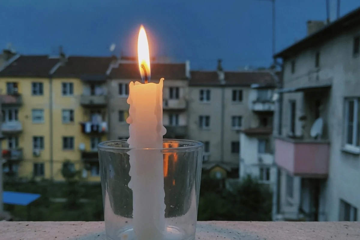 Lumânare albă aprinsă pe fundal albastru închis, Sectorul 2, București