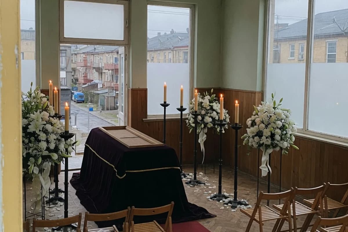 Capelă pregătită pentru ceremonie: catafalc, sfeșnice și flori, Sectorul 2, București