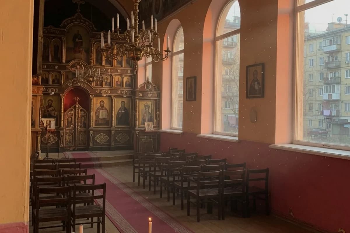Interior cald de biserică ortodoxă, cu raze de lumină prin ferestre, Sectorul 2, București