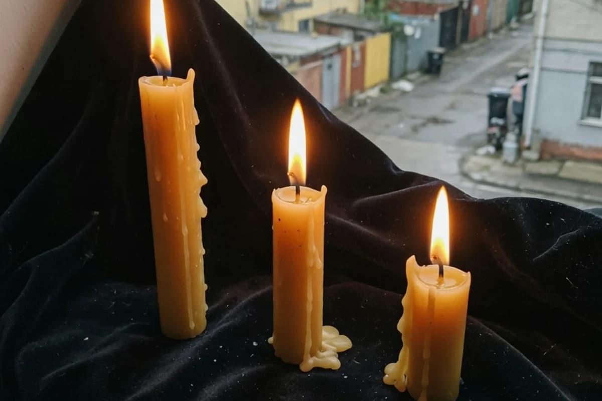 Lumânări înalte aprinse pe catifea închisă la culoare, Sectorul 2, București