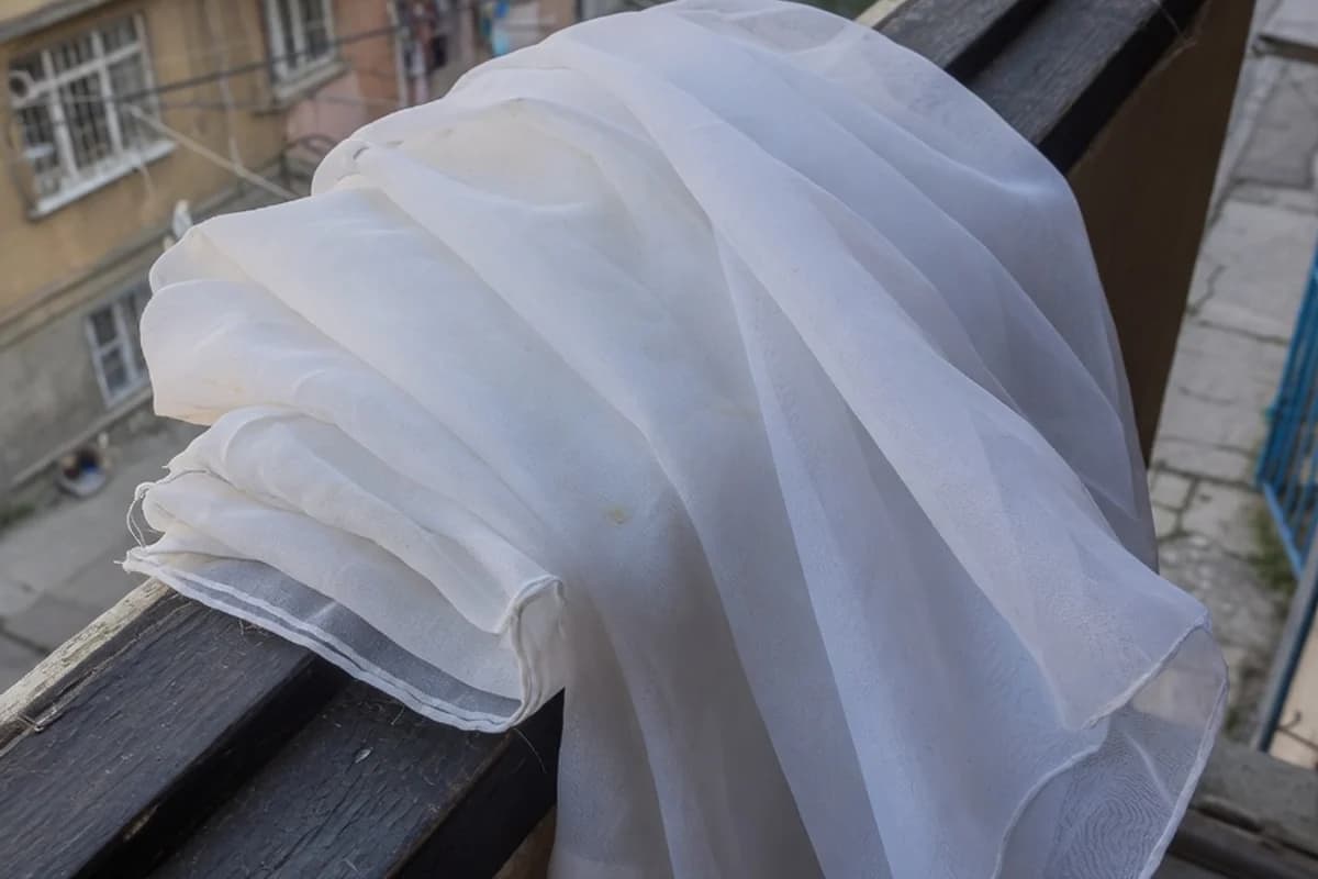 Voal funerar alb din material fin, drapat, Sectorul 2, București