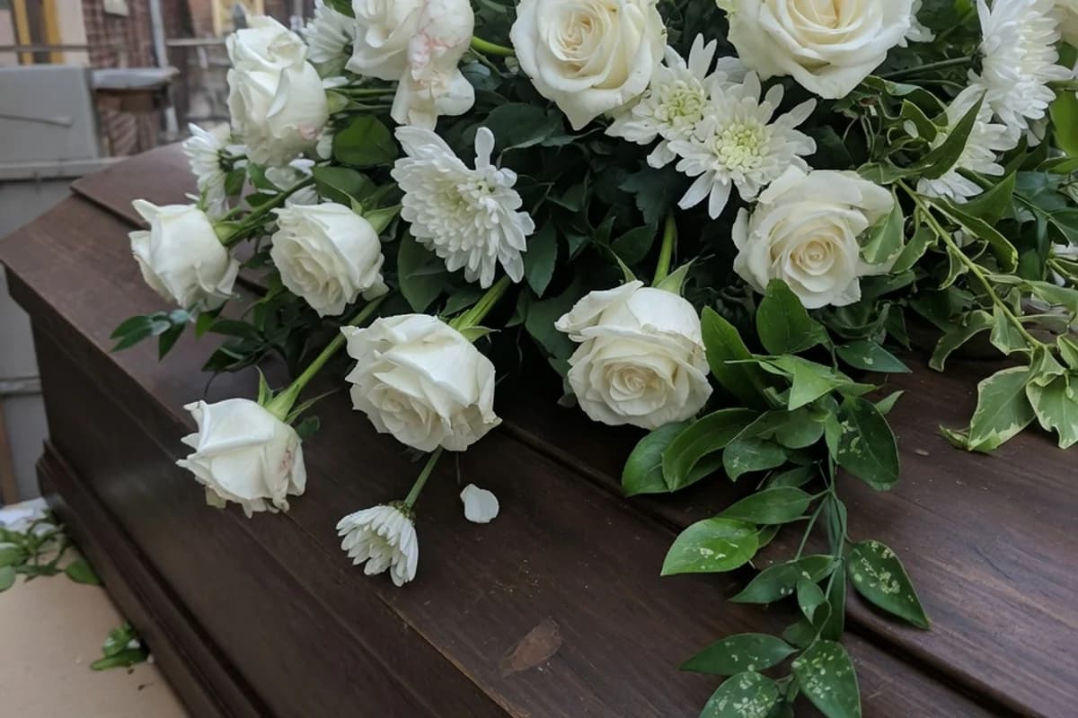 Aranjament floral alb așezat pe capacul unui sicriu, Sectorul 2, București