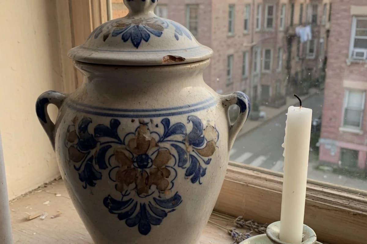 Urnă ceramică decorativă lângă o lumânare albă, Sectorul 2, București
