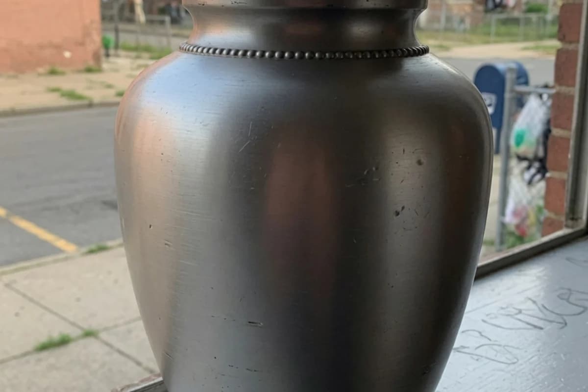 Urnă metalică clasică pe fundal neutru, Sectorul 2, București