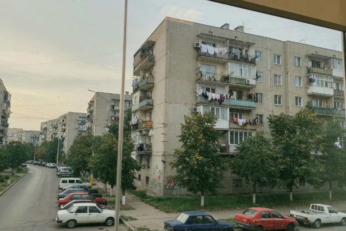 Vedere din birou spre blocuri rezidențiale bucureștene, Sectorul 3, București