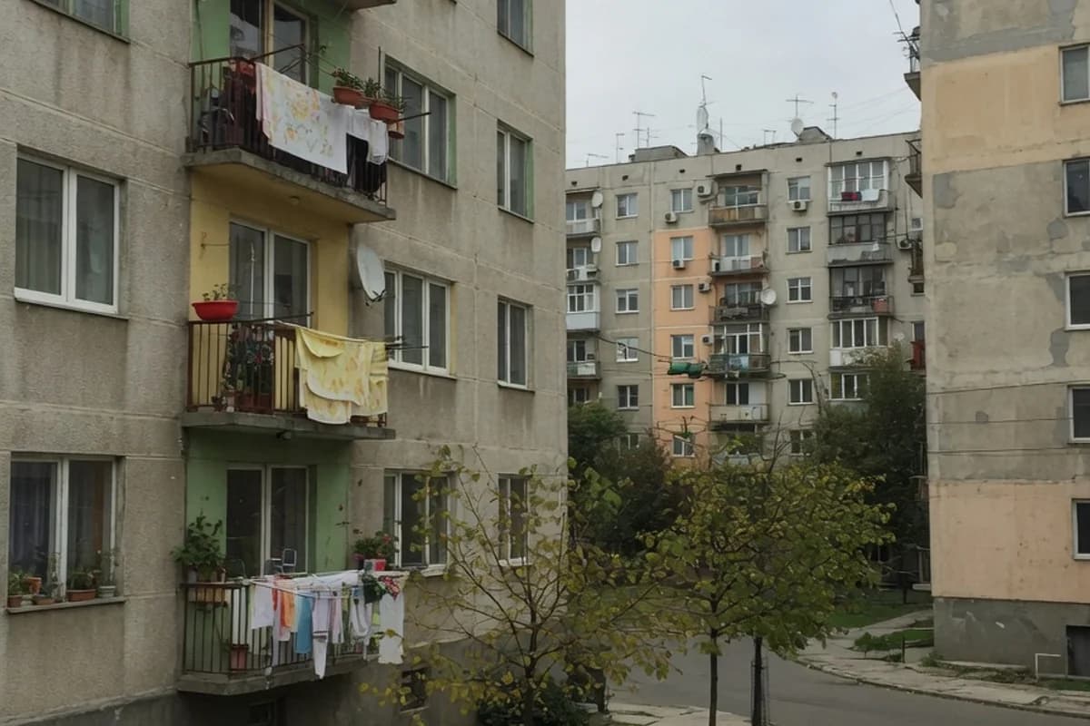 Stradă laterală cu blocuri vechi și tei, lumină de dimineață, Sectorul 3, București