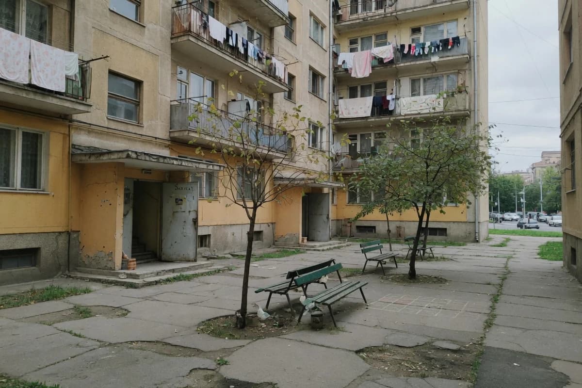 Curte interioară de bloc cu copaci și bănci vechi, Sectorul 3, București
