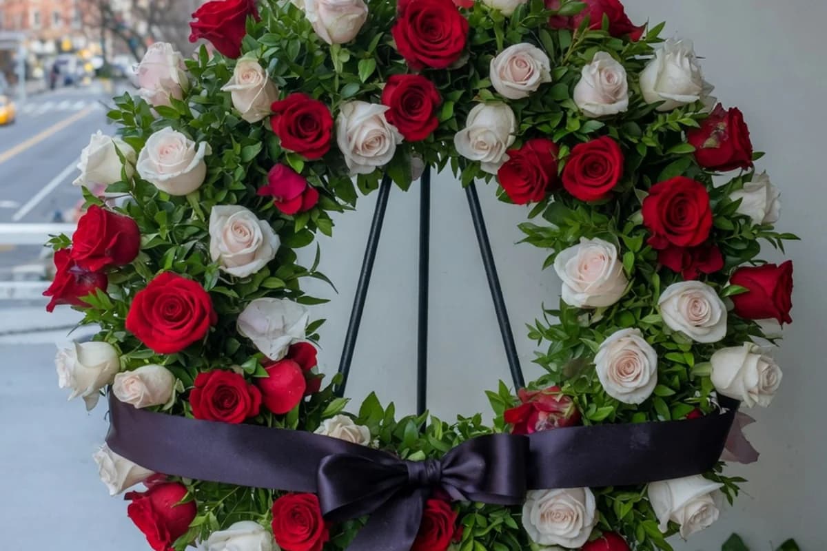 Coroană funerară premium din trandafiri roșii și albi, pe stativ, Sectorul 3, București