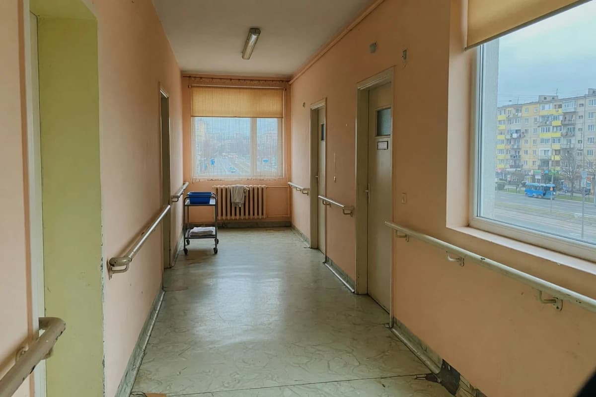 Coridor liniștit într-un cămin de bătrâni, lumină caldă, Sectorul 3, București