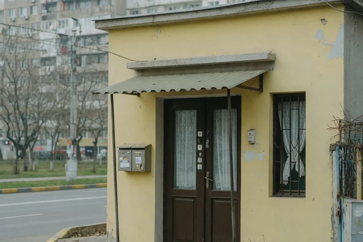 Intrare discretă a unui cămin, dimineața, Sectorul 3, București