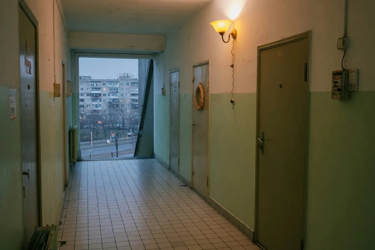 Holul unui bloc de locuințe noaptea, cu lumină caldă, Sectorul 3, București