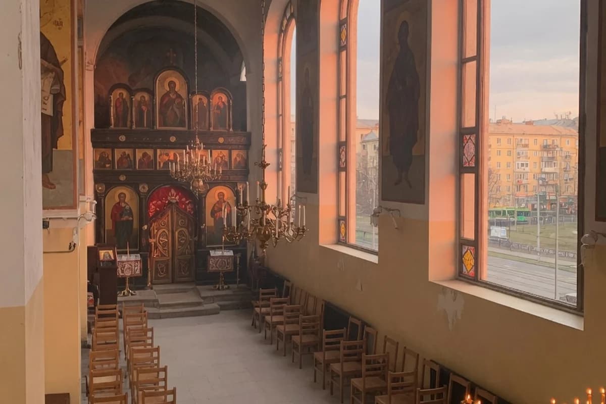 Interior cald de biserică ortodoxă, cu raze de lumină prin ferestre, Sectorul 3, București