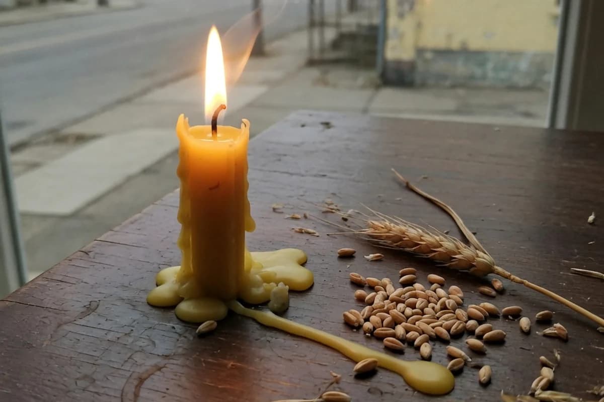 O lumânare și boabe de grâu, prim-plan, Sectorul 3, București