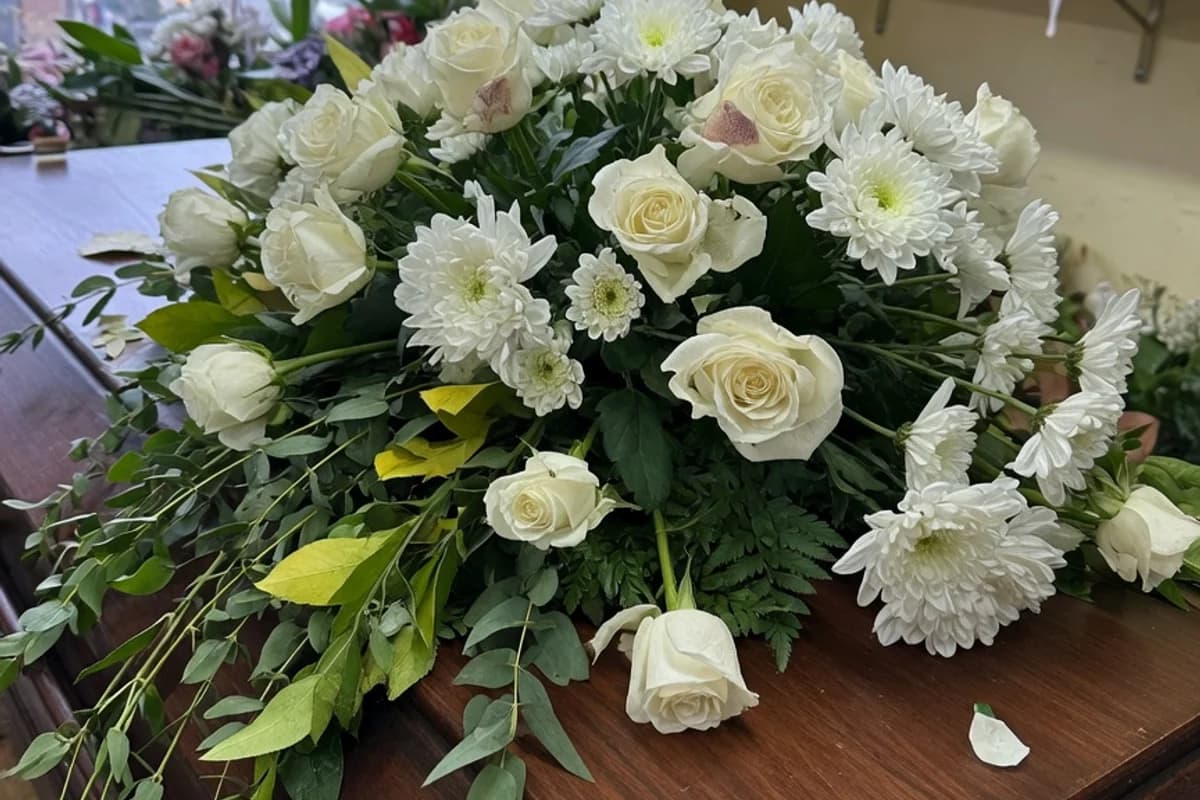Aranjament floral alb așezat pe capacul unui sicriu, Sectorul 3, București