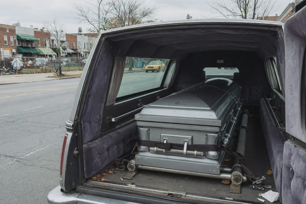 Sicriu de zinc în interior de dric, pregătit pentru transport, Sectorul 3, București