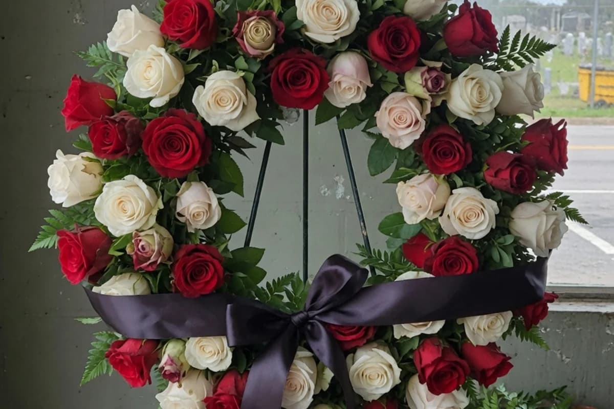 Coroană funerară premium din trandafiri roșii și albi, pe stativ, Sectorul 4, București