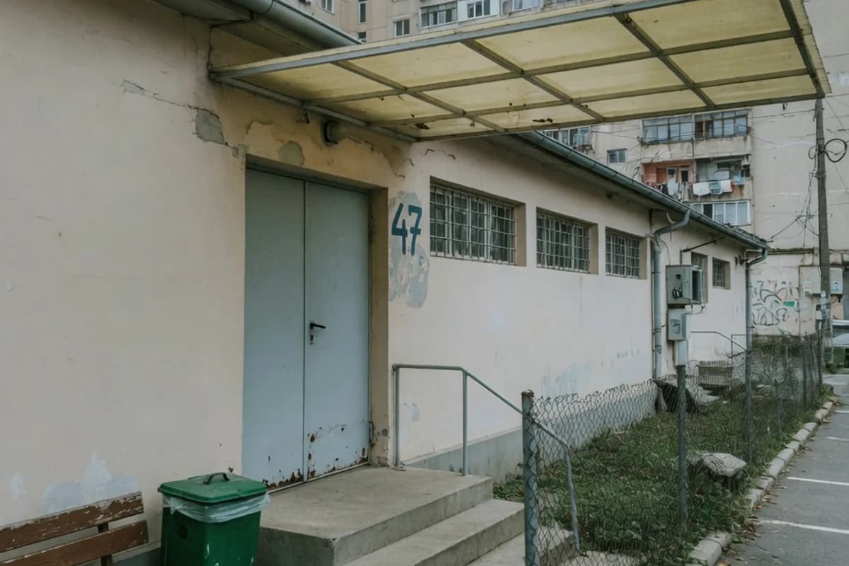 Intrare discretă a unui cămin, dimineața, Sectorul 4, București