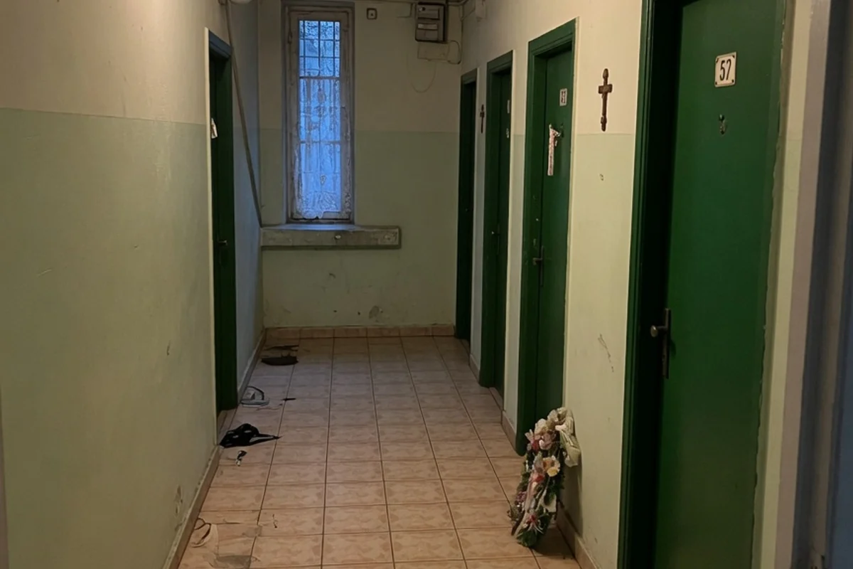 Holul unui bloc de locuințe noaptea, cu lumină caldă, Sectorul 4, București