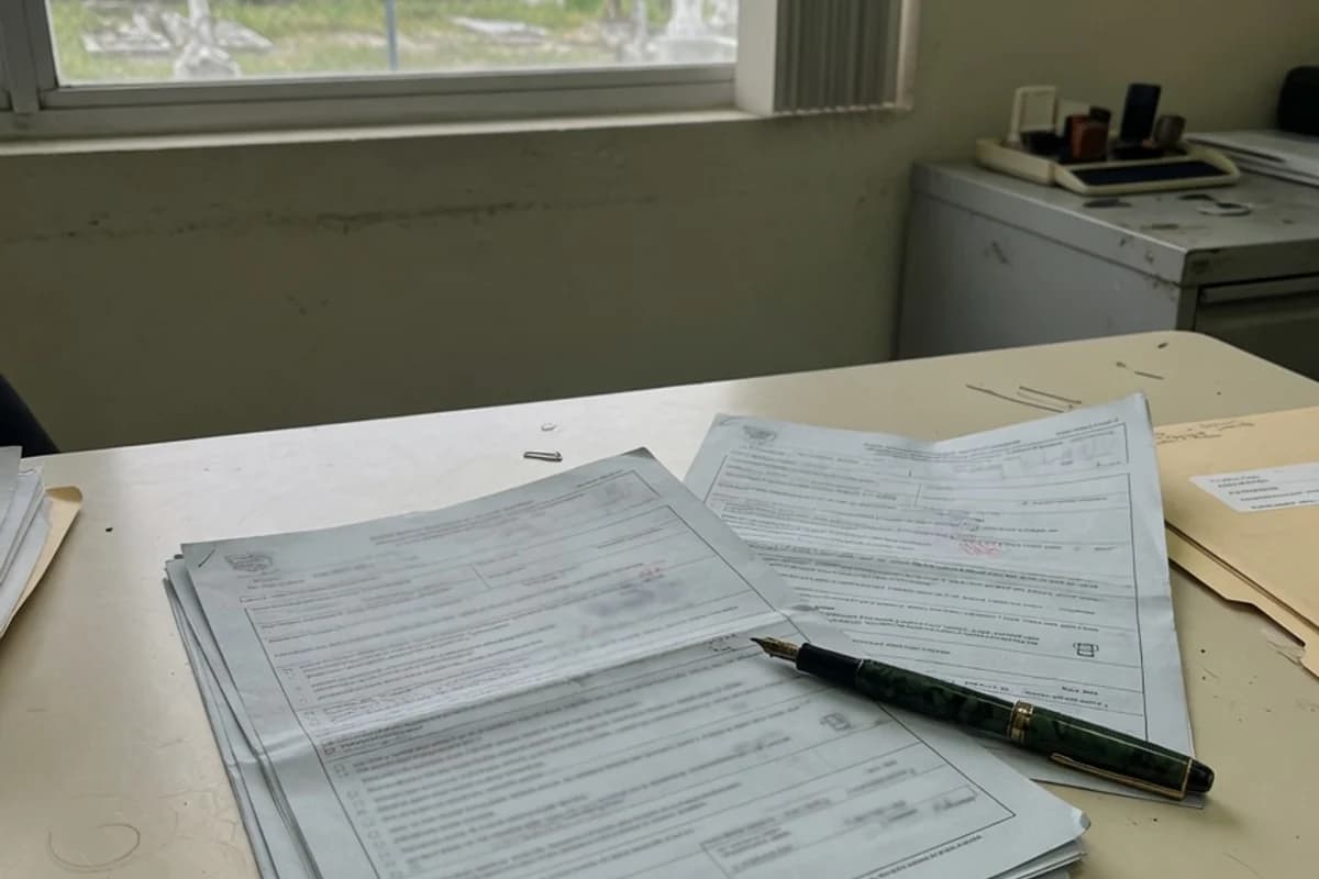 Documente împăturite și un stilou pe un birou de clinică, Sectorul 4, București