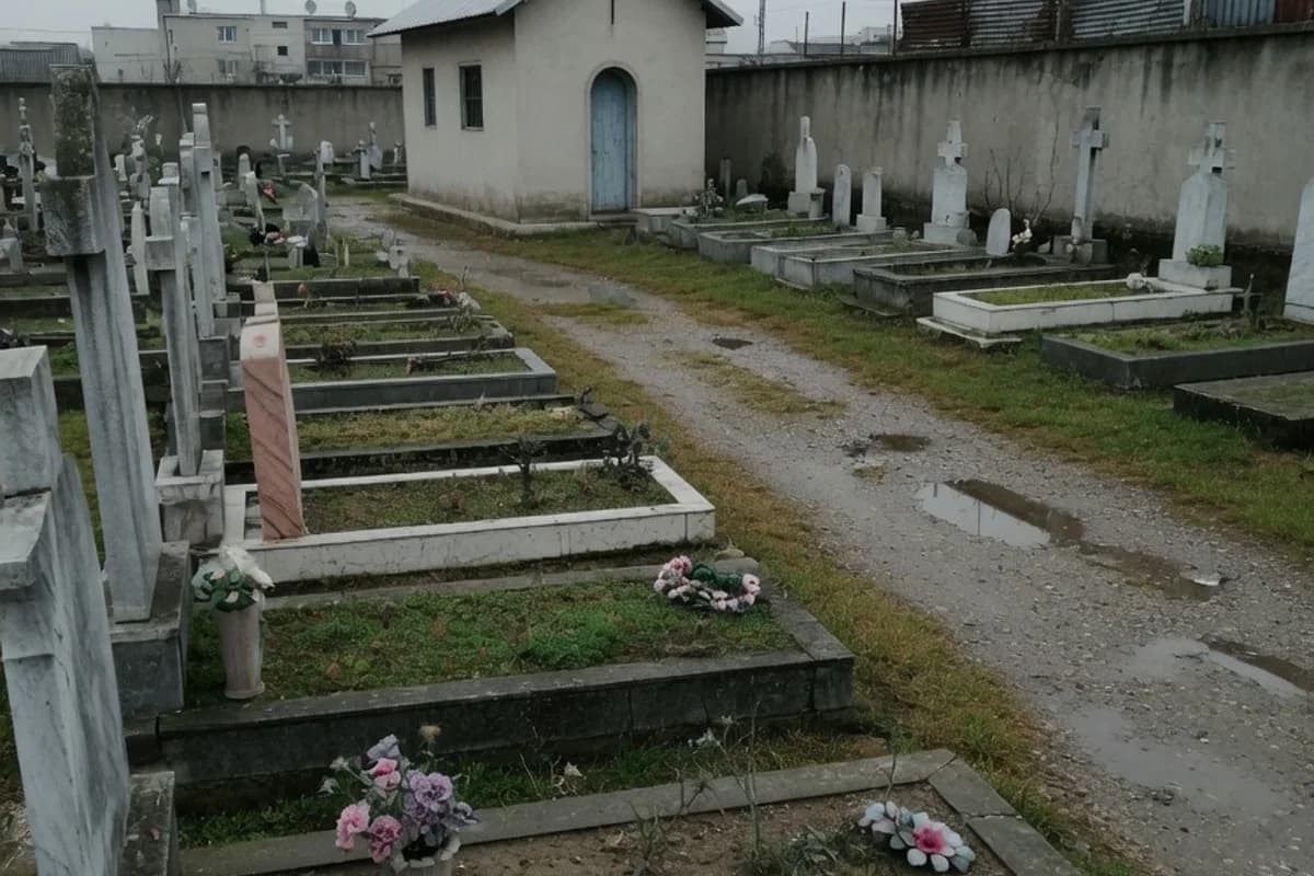 Capelă mică de cimitir, văzută de la distanță, Sectorul 4, București