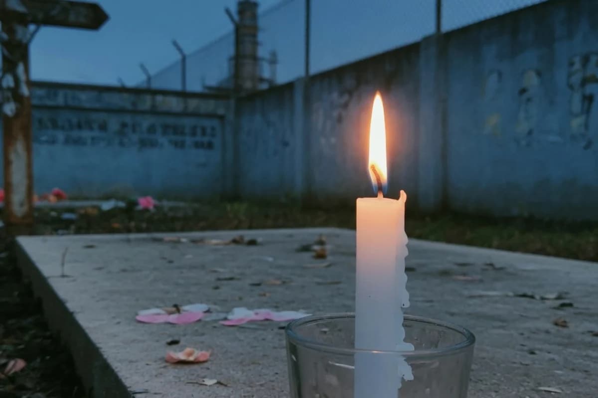 Lumânare albă aprinsă pe fundal albastru închis, Sectorul 4, București