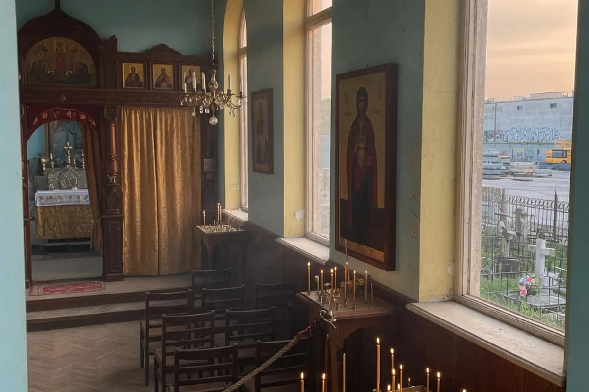 Interior cald de biserică ortodoxă, cu raze de lumină prin ferestre, Sectorul 4, București
