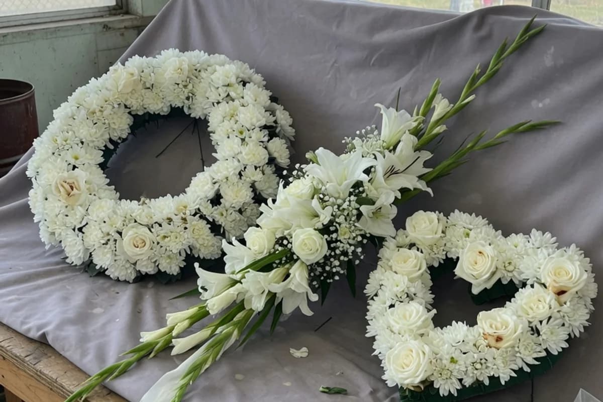 Coroane și flori funerare pregătite pentru cortegiu, Sectorul 4, București