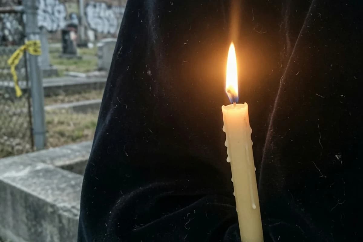 O singură lumânare aprinsă pe catifea închisă la culoare, Sectorul 4, București