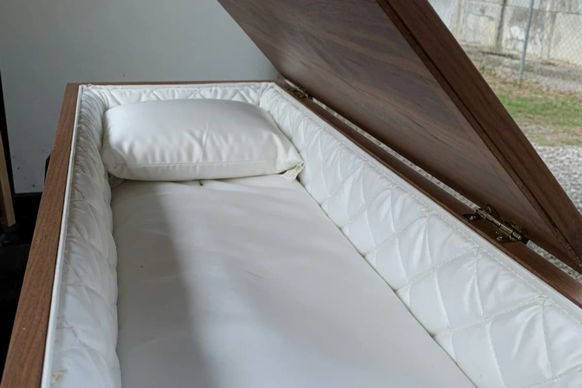 Detaliu de capitonaj alb satinat în interiorul unui sicriu, Sectorul 4, București