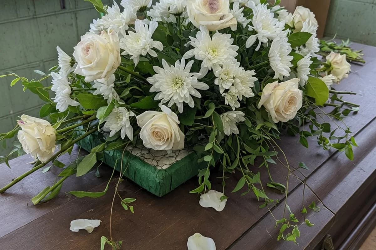 Aranjament floral alb așezat pe capacul unui sicriu, Sectorul 4, București