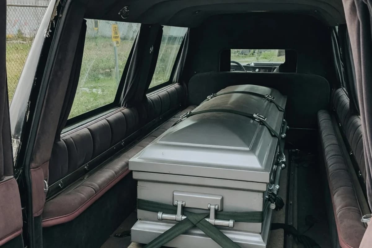 Sicriu de zinc în interior de dric, pregătit pentru transport, Sectorul 4, București