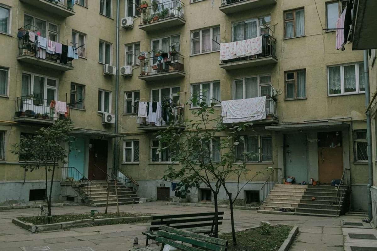 Curte interioară de bloc cu copaci și bănci vechi, Sectorul 5, București