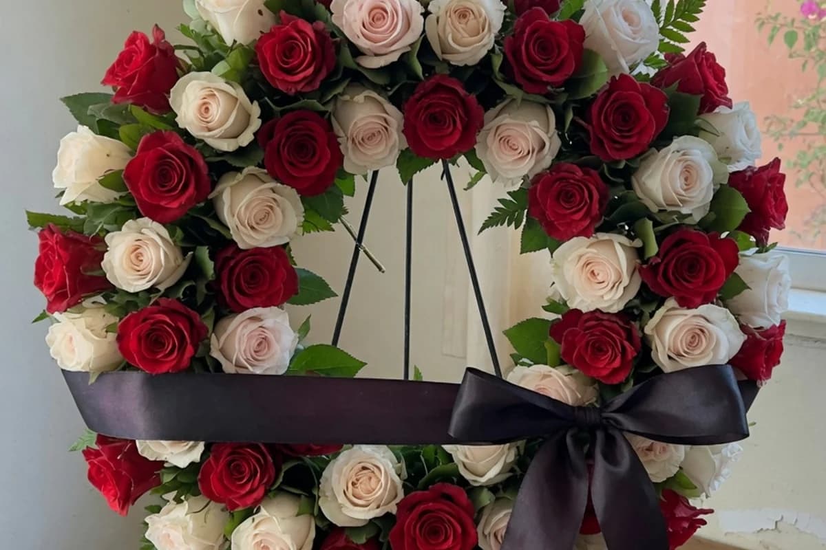 Coroană funerară premium din trandafiri roșii și albi, pe stativ, Sectorul 5, București