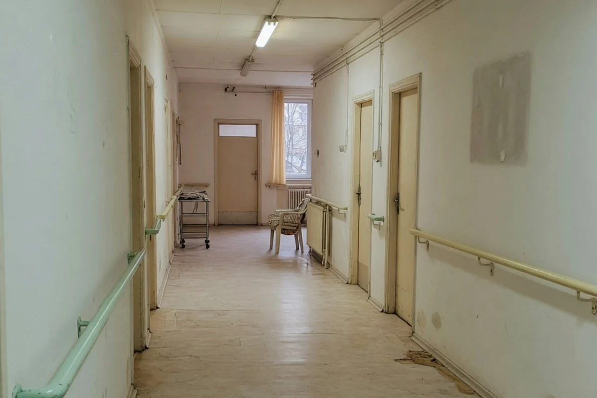 Coridor liniștit într-un cămin de bătrâni, lumină caldă, Sectorul 5, București