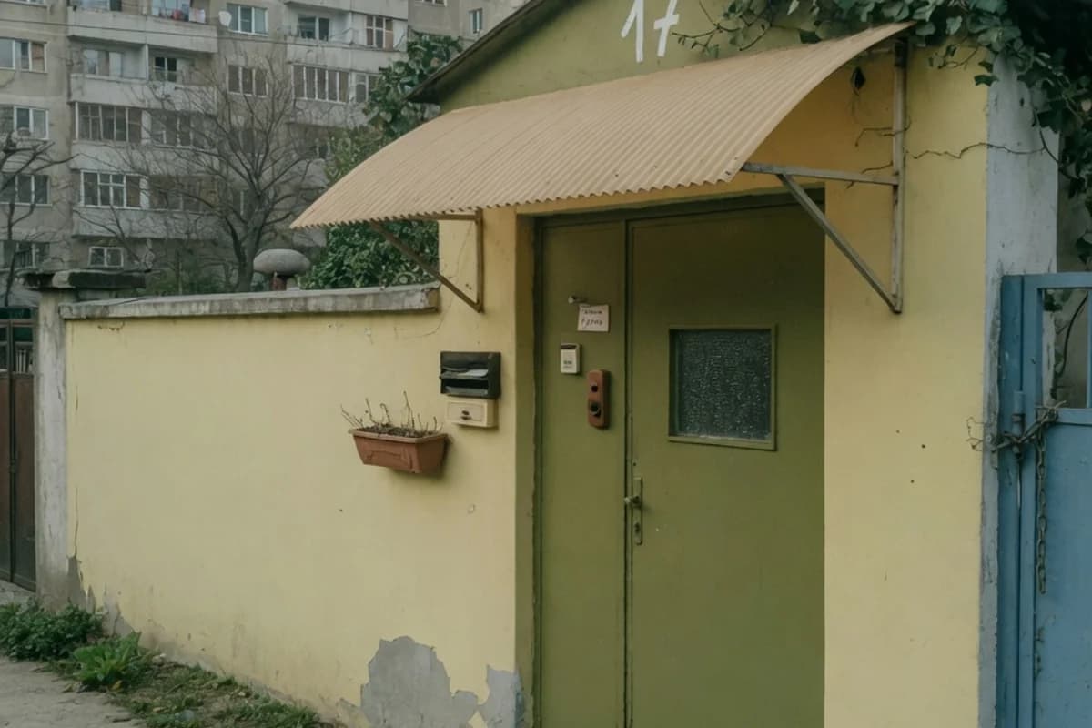 Intrare discretă a unui cămin, dimineața, Sectorul 5, București