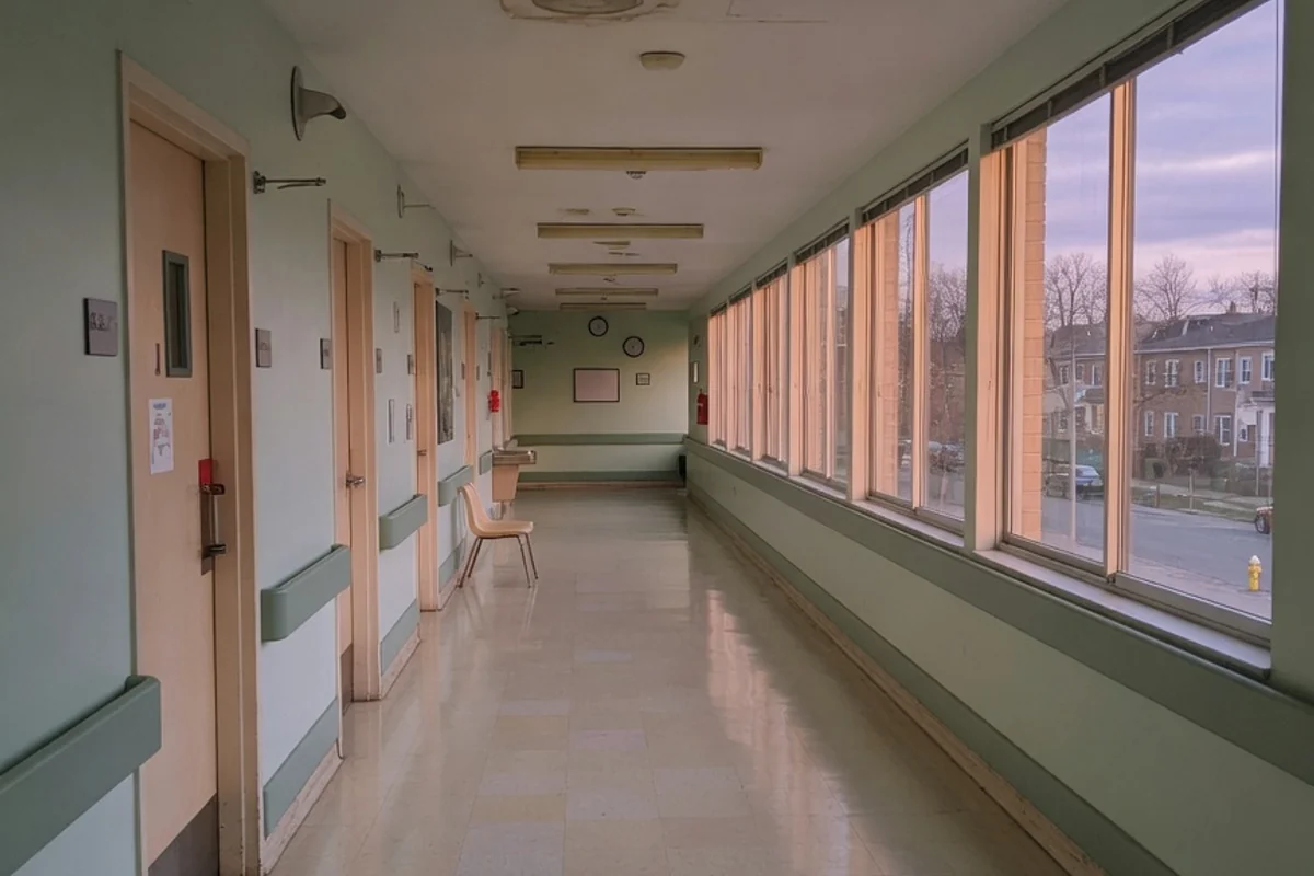 Coridor de spital liniștit, gol, în lumina caldă a serii, Sectorul 5, București