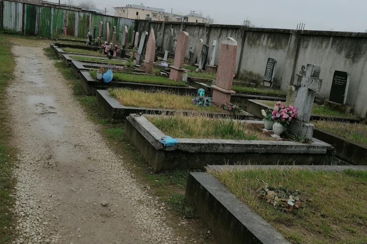Alee uzată între morminte, cer gri, Sectorul 5, București