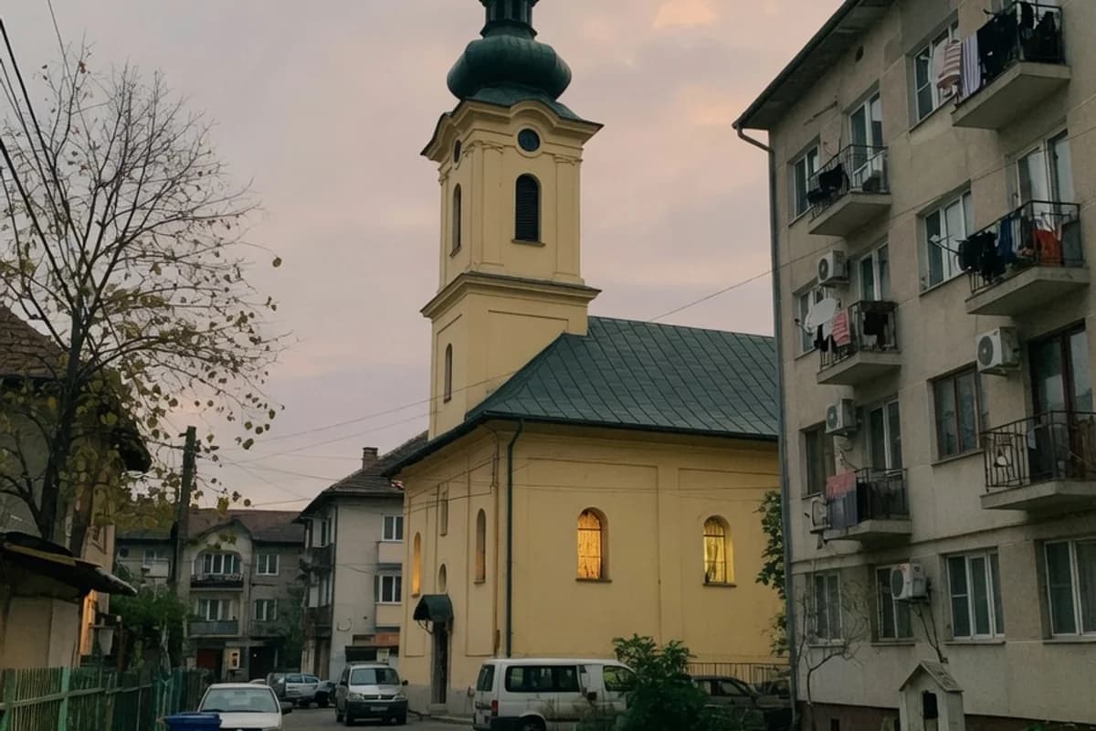 Biserică ortodoxă la amurg, lumină caldă la ferestre, Sectorul 5, București