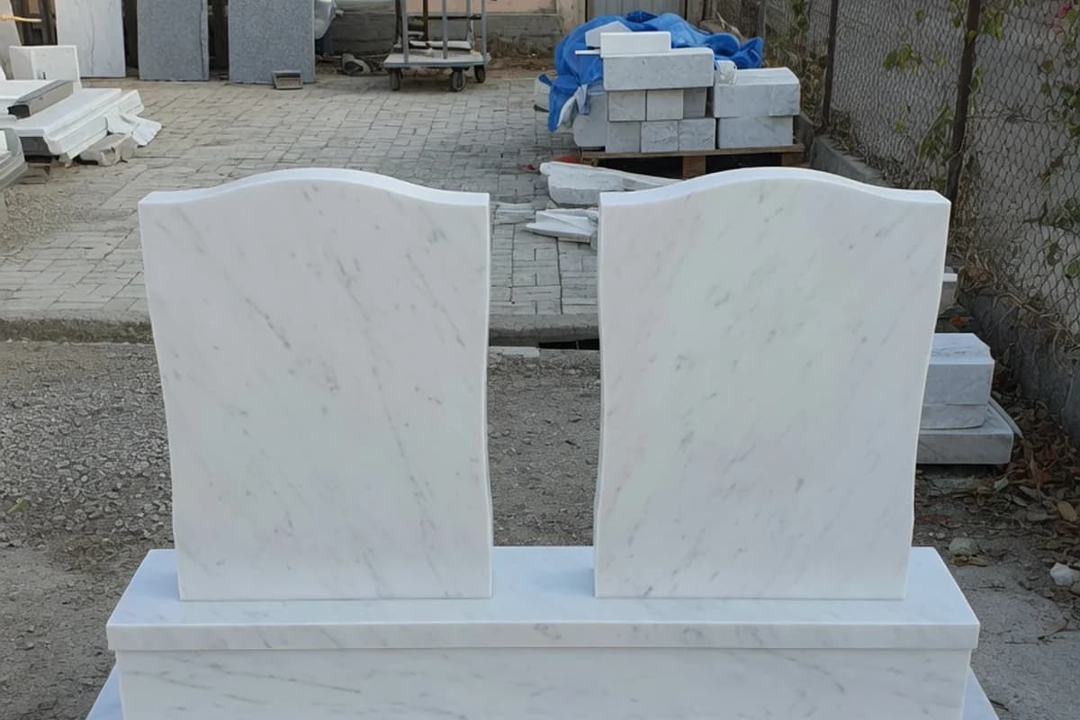 Monument dublu din marmură albă, fără inscripție, Sectorul 5, București