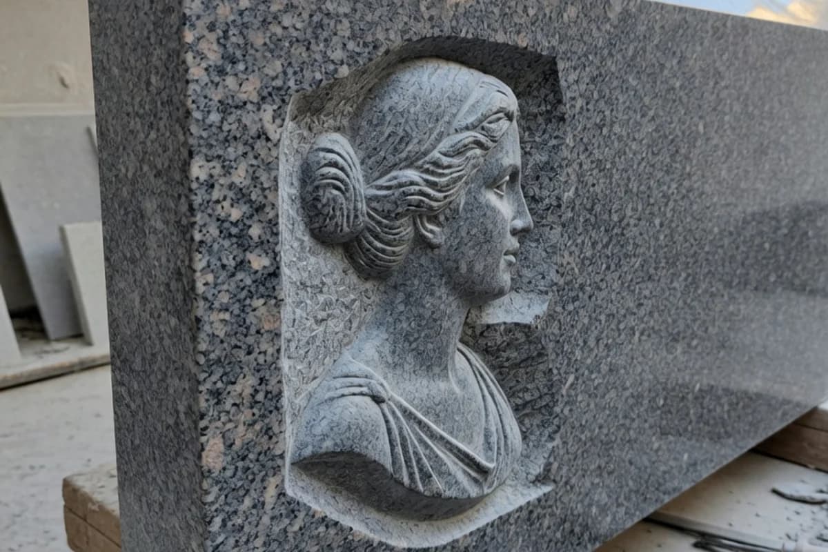 Detaliu de granit lustruit cu margine profilată, Sectorul 5, București