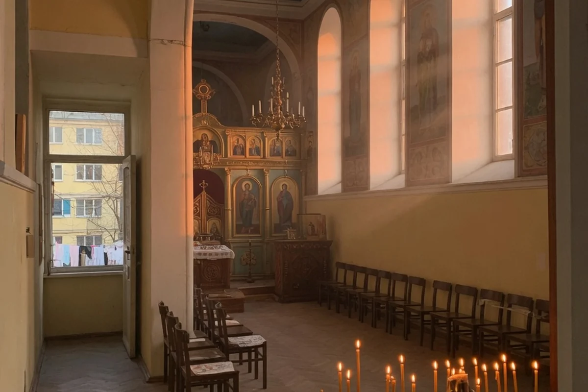 Interior cald de biserică ortodoxă, cu raze de lumină prin ferestre, Sectorul 5, București