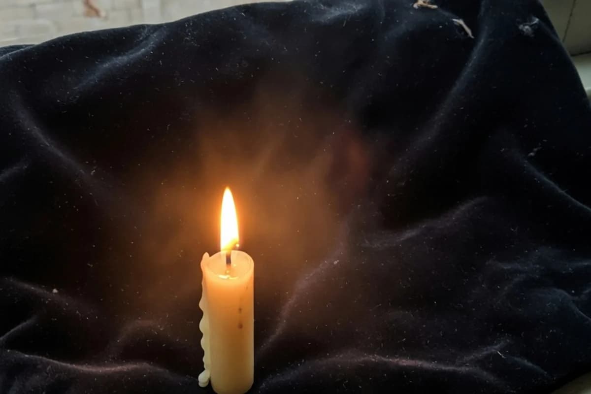 O singură lumânare aprinsă pe catifea închisă la culoare, Sectorul 5, București