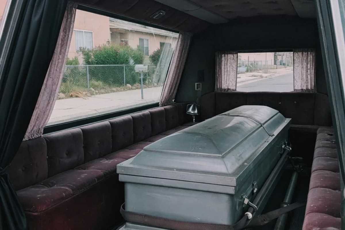 Sicriu de zinc în interior de dric, pregătit pentru transport, Sectorul 5, București