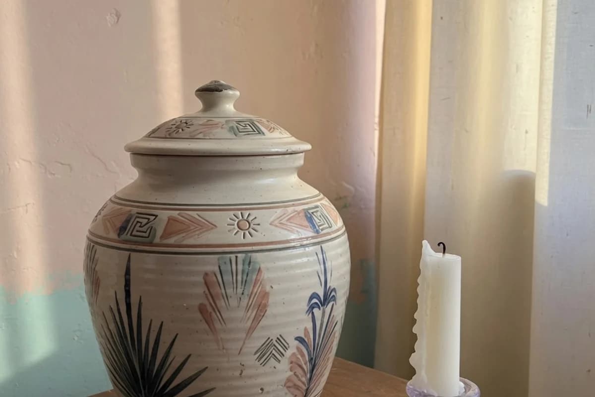 Urnă ceramică decorativă lângă o lumânare albă, Sectorul 5, București