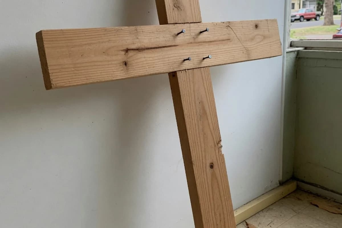 Cruce de lemn provizorie, simplă, pe fundal neutru, Sectorul 6, București